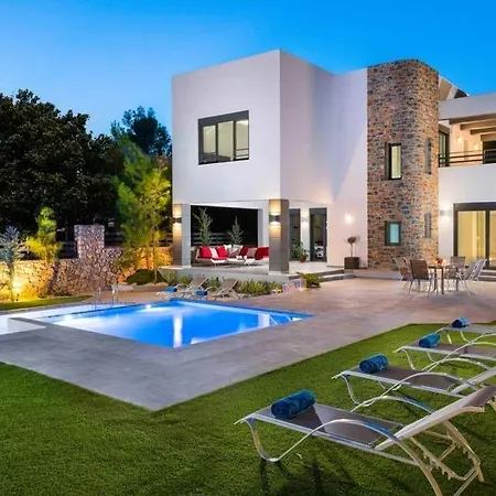 Sleeps 7 Pool Air Con Wifi Lardos