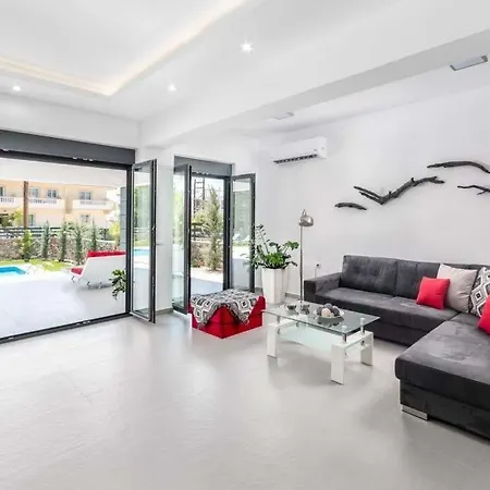 Sleeps 7 Pool Air Con Wifi * Lardos
